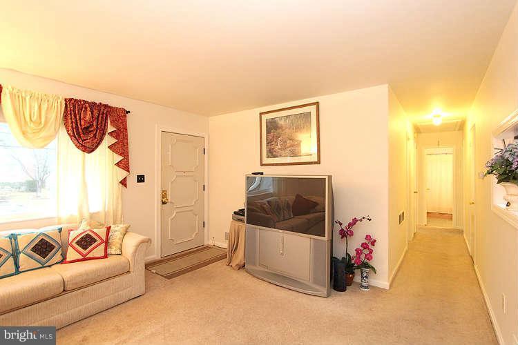 11804 Rocking Horse Road Rockville, MD 20852 - Photo 3 of 29 Living Room
