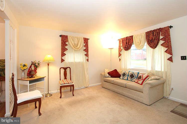 11804 Rocking Horse Road Rockville, MD 20852 - Photo 4 of 29 Living Room