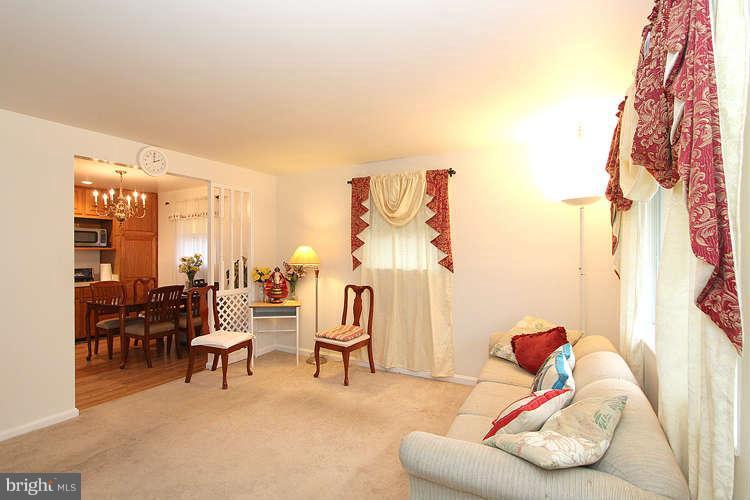 11804 Rocking Horse Road Rockville, MD 20852 - Photo 5 of 29 Living Room