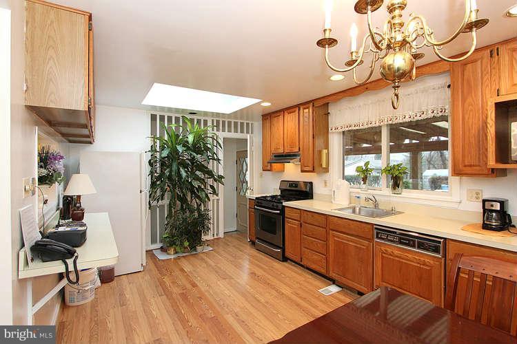 11804 Rocking Horse Road Rockville, MD 20852 - Photo 6 of 29 Kitchen