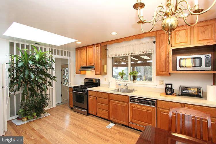 11804 Rocking Horse Road Rockville, MD 20852 - Photo 7 of 29 Kitchen