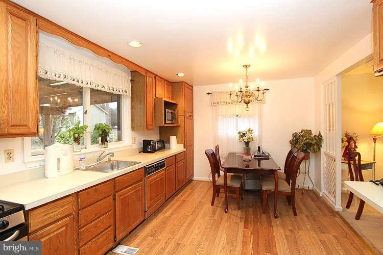 11804 Rocking Horse Road Rockville, MD 20852 - Photo 8 of 29 Kitchen