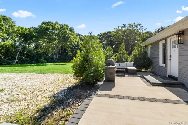 $1,900 | 25 Peters Lane, Unit A, Westhampton Beach, NY 11978