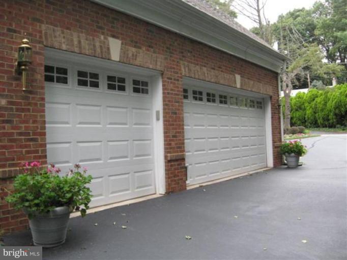 3011 Hunt Road Oakton, VA 22124 - Photo 2 of 30 Garage 1