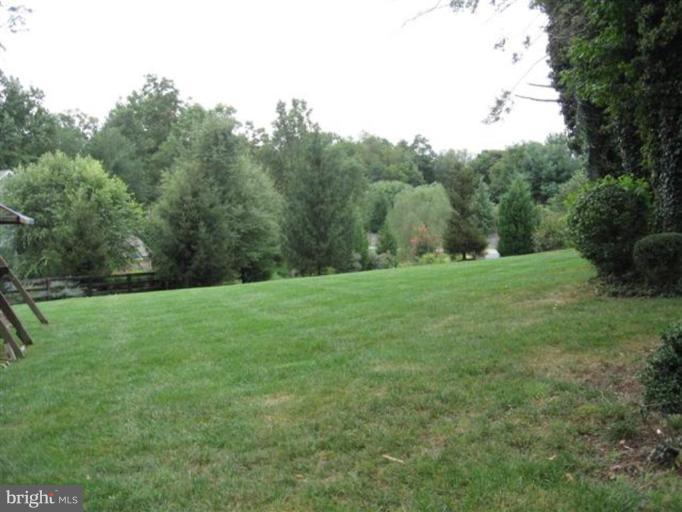 3011 Hunt Road Oakton, VA 22124 - Photo 3 of 30 Extensive Back Yard