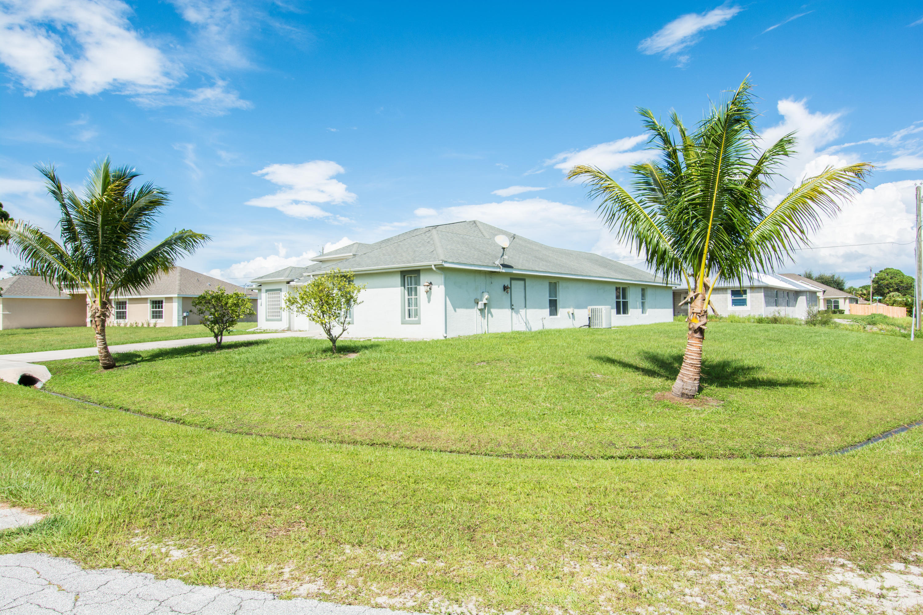1092 Southwest Fenway Road Port St. Lucie, FL 34953 - Photo 8 of 40 00_Curbshot (3)