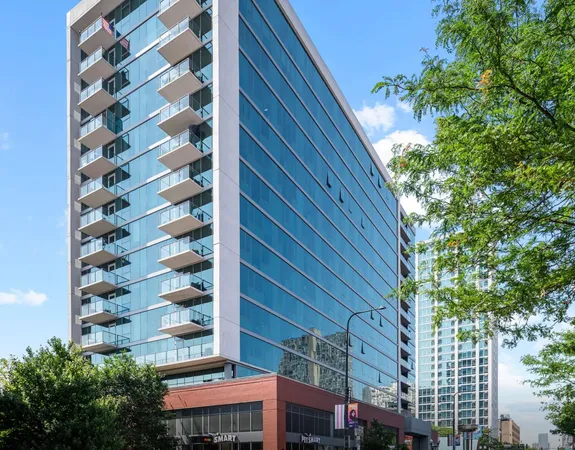 $2,699 | 3740 North Halsted Street, Unit 813, Chicago, IL 60613