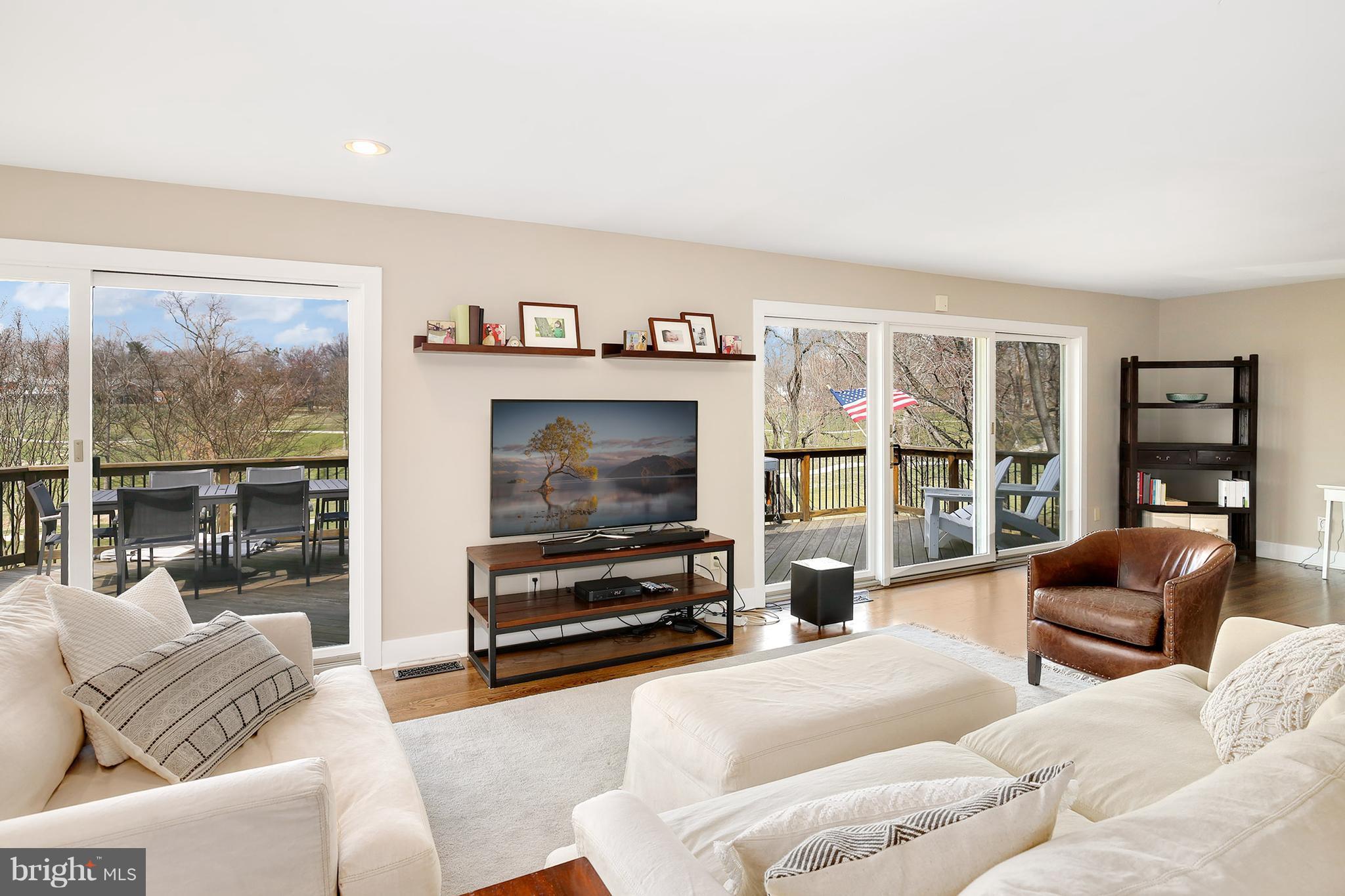 11302 Wedge Drive Reston, VA 20190 - Photo 3 of 30 Living Room