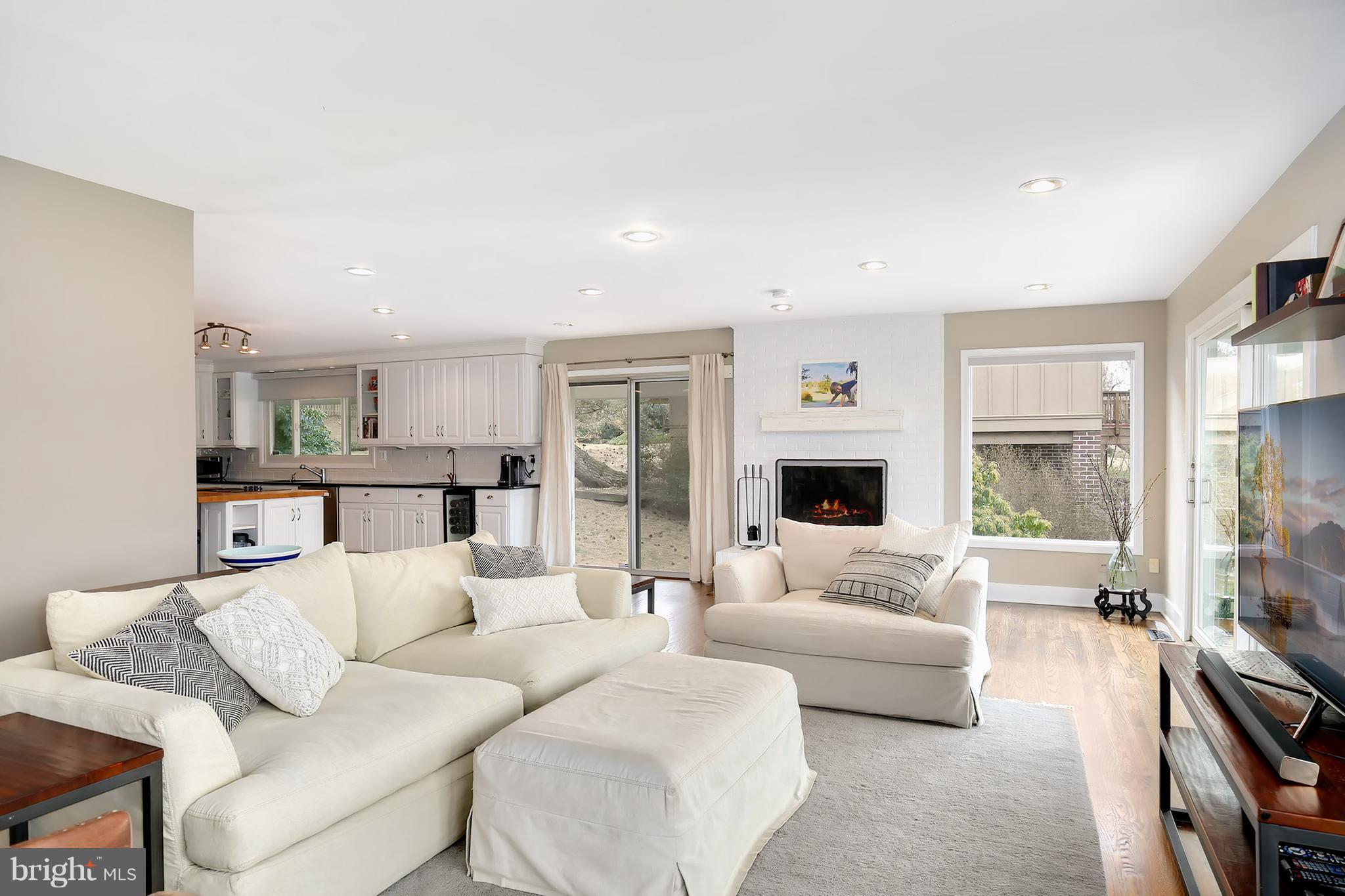 11302 Wedge Drive Reston, VA 20190 - Photo 4 of 30 Living Room