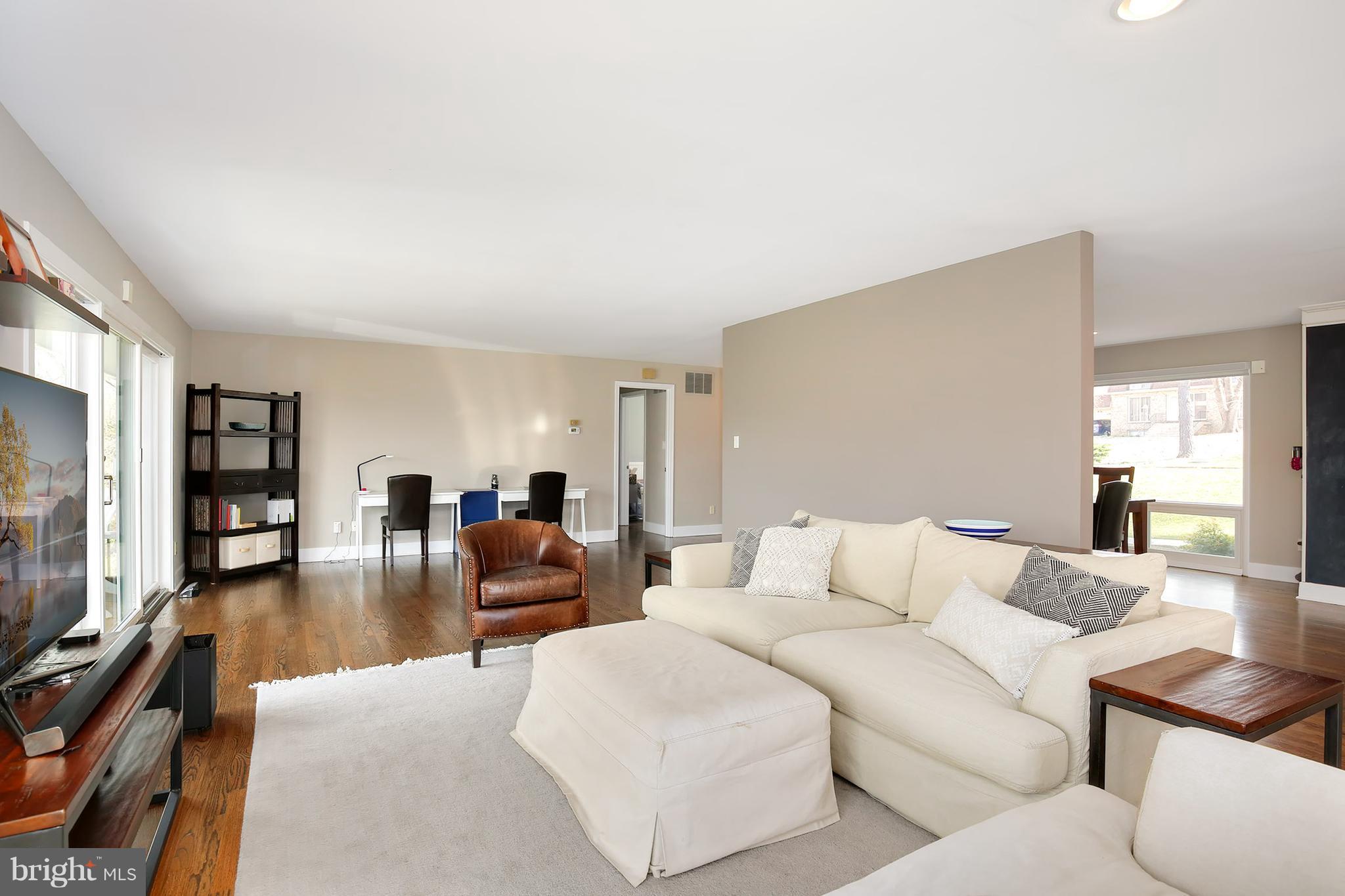 11302 Wedge Drive Reston, VA 20190 - Photo 5 of 30 Living Room