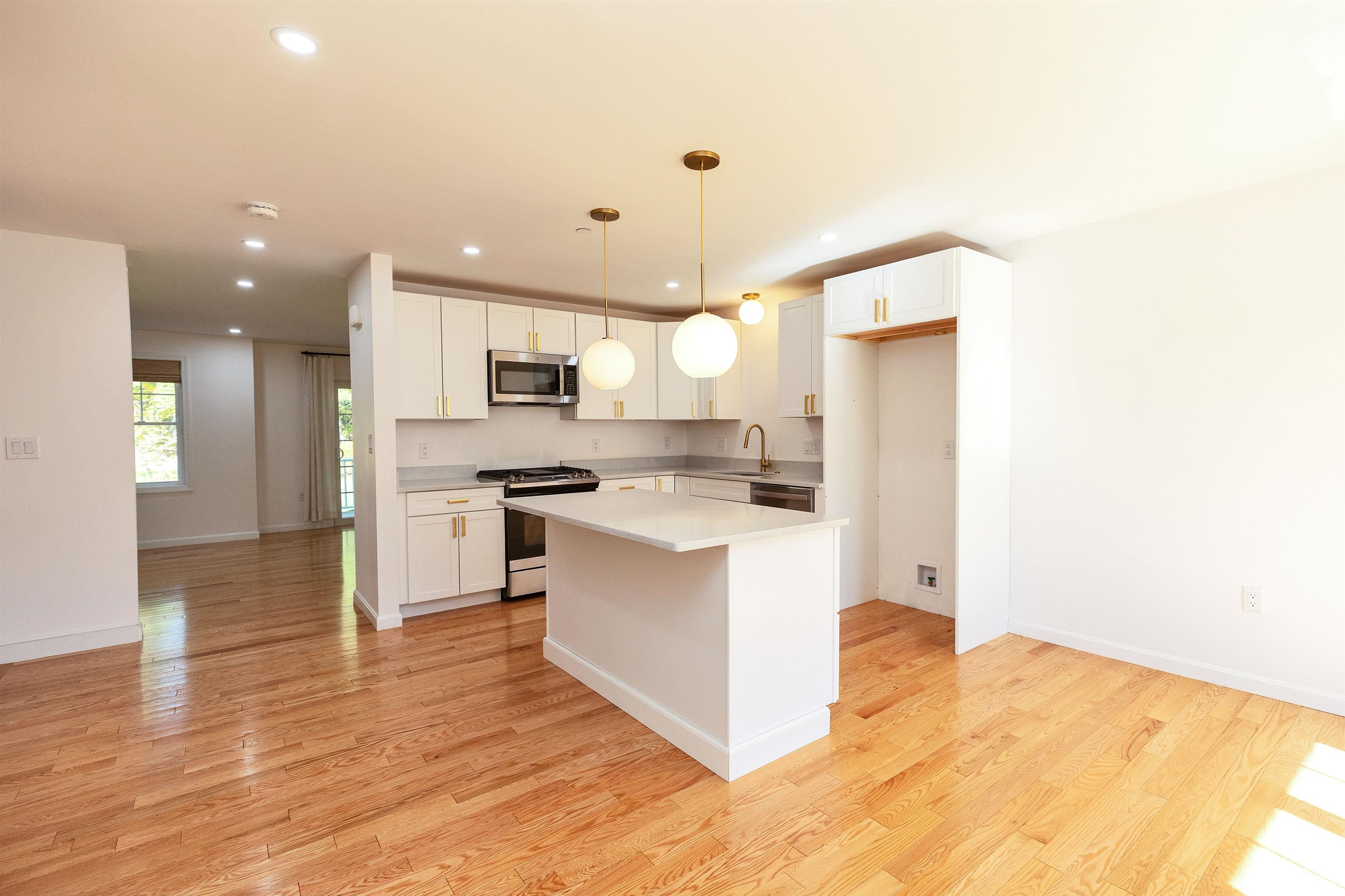 163 Woodview Way, Unit 2 Manchester, NH 03102 - Photo 6 of 43