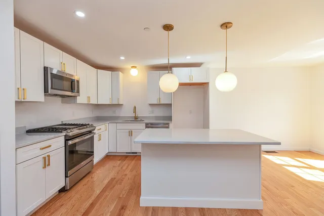 $499,000 | 163 Woodview Way, Unit 2, Manchester, NH 03102