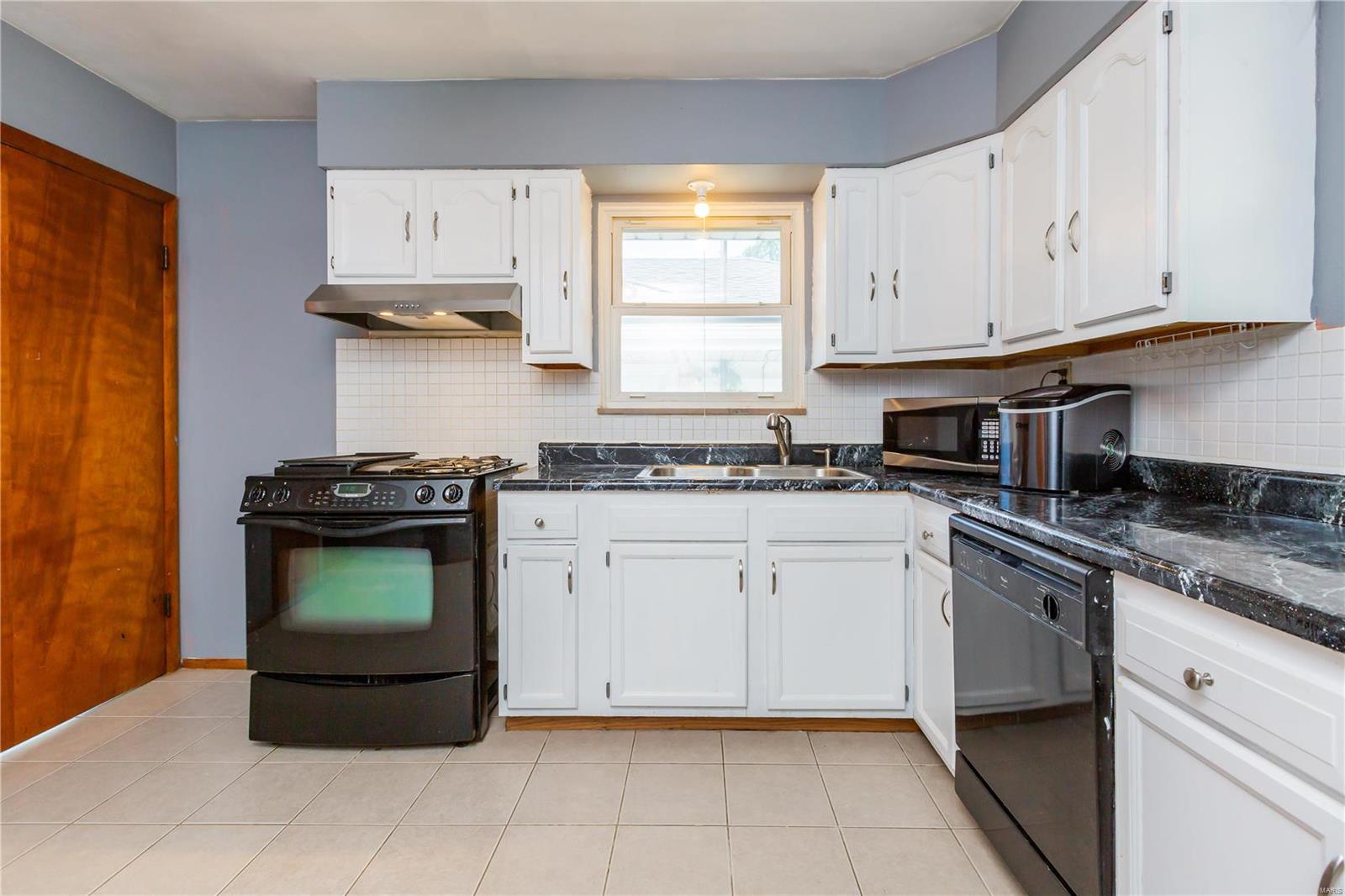 629 Reavis Barracks Road St. Louis, MO 63125 - Photo 5 of 18