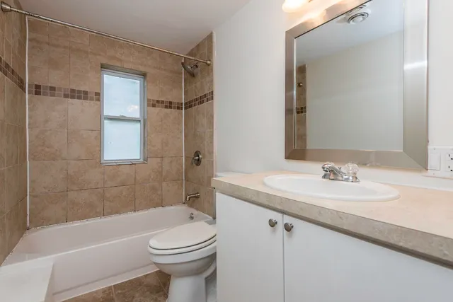 $1,950 | 10605 39th Avenue, Pleasant Prairie, WI 53158