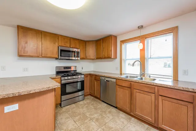 $1,950 | 10605 39th Avenue, Pleasant Prairie, WI 53158