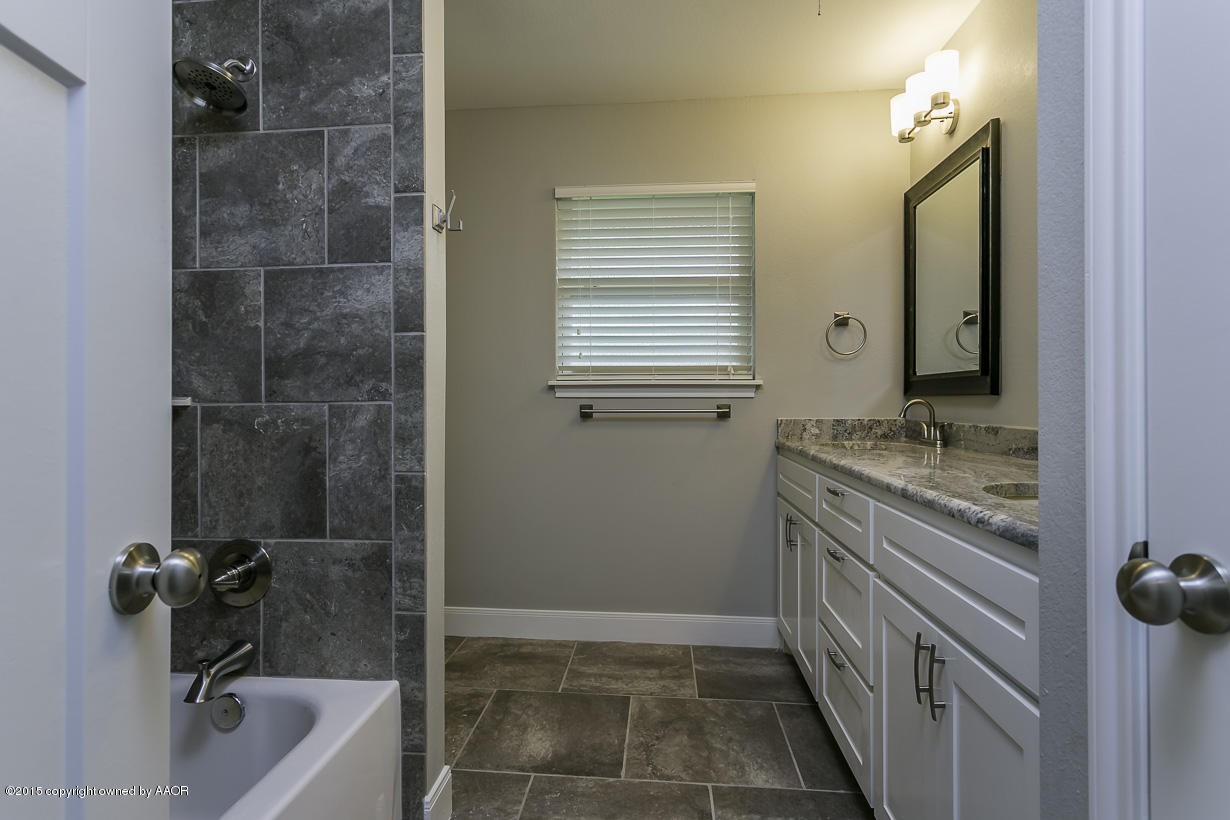 6103 Elmhurst Road Amarillo, TX 79106 - Photo 20 of 26 Hall Bath