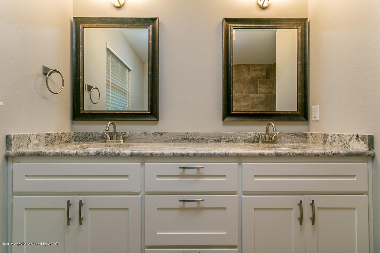 6103 Elmhurst Road Amarillo, TX 79106 - Photo 21 of 26 Hall Bath