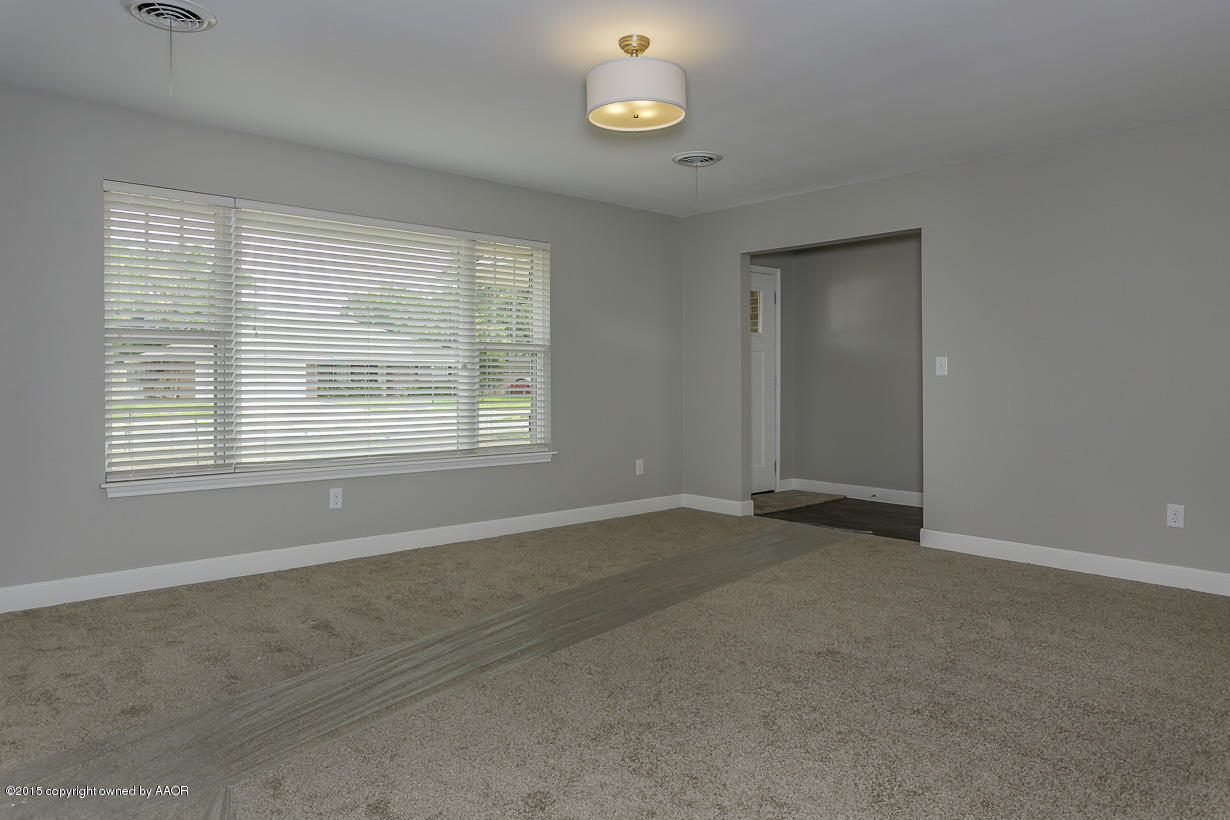6103 Elmhurst Road Amarillo, TX 79106 - Photo 4 of 26 Living Room
