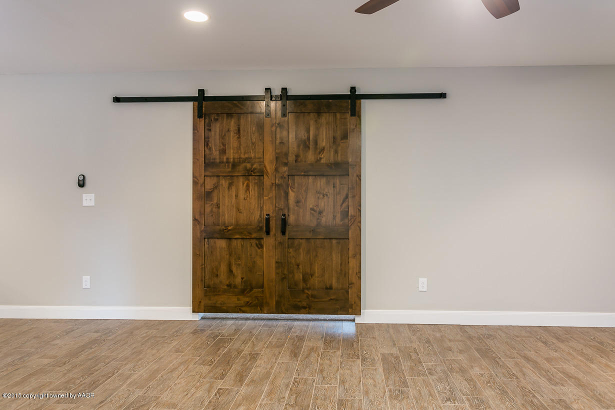 6103 Elmhurst Road Amarillo, TX 79106 - Photo 7 of 26 Den Barn Doors