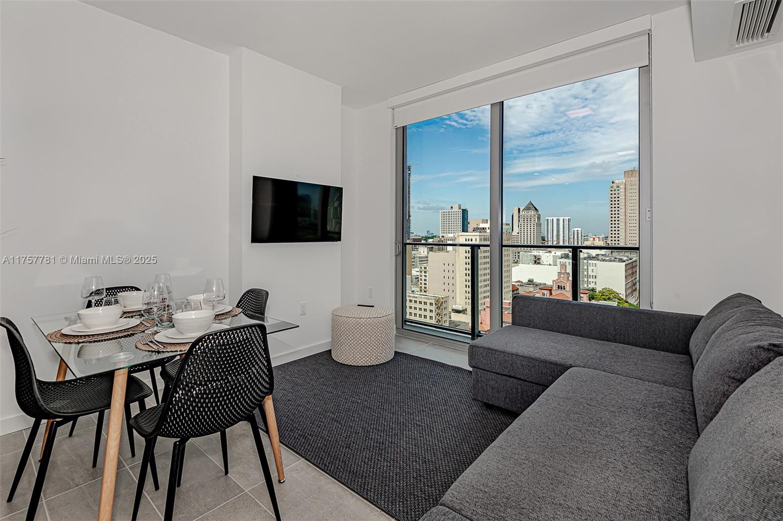 227 Northeast 2nd Street, Unit 1805 Miami, FL 33132 - Photo 5 of 34