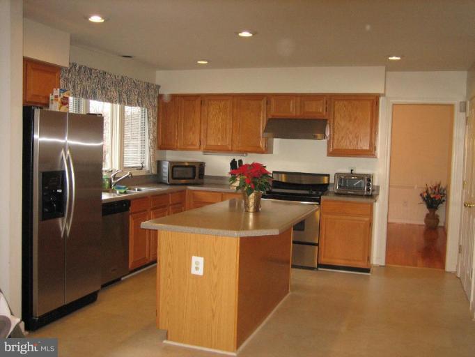 14547 Cutstone Way Silver Spring, MD 20905 - Photo 2 of 22 Kitchen
