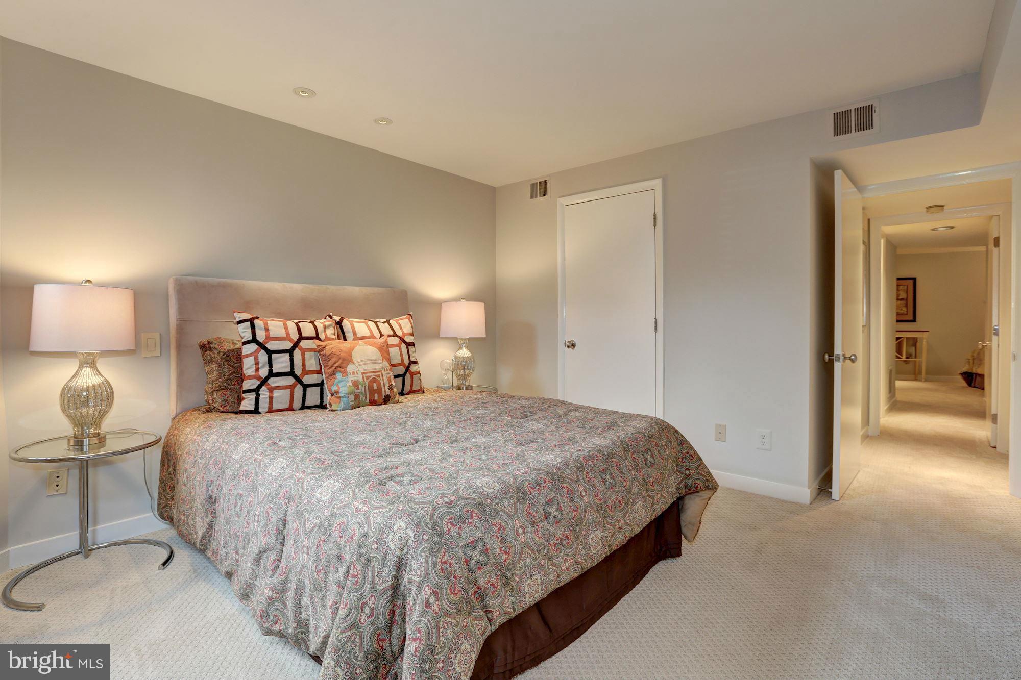 3 Washington Circle Northwest, Unit 103 Washington, DC 20037 - Photo 15 of 28 a bedroom with a bed and a lamp