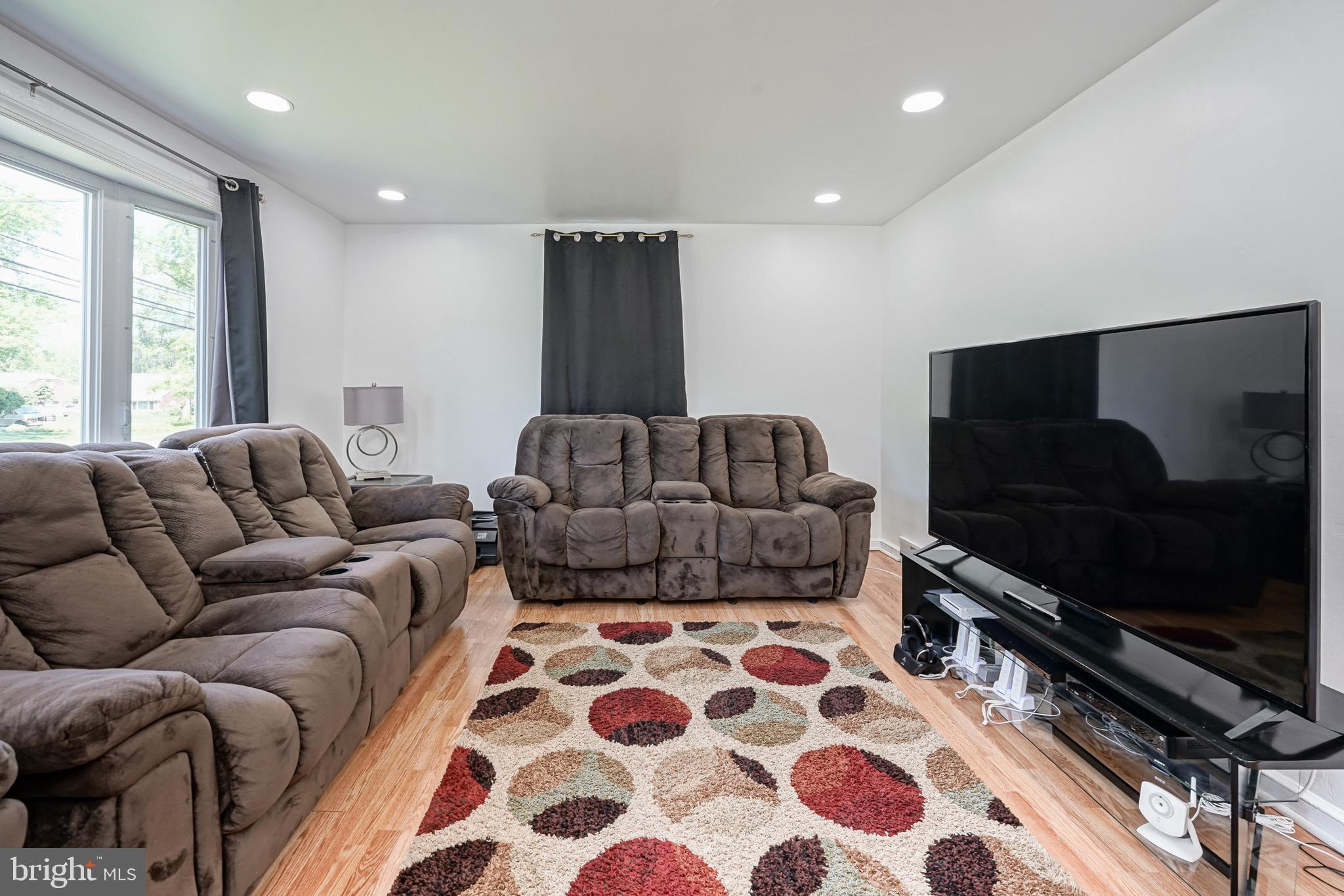529 Warwick Road Lawnside, NJ 08045 - Photo 4 of 38