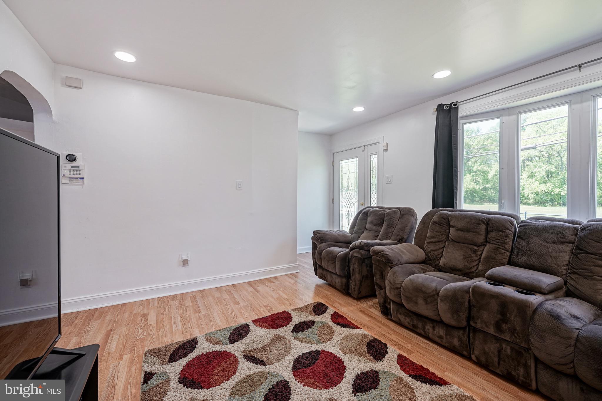529 Warwick Road Lawnside, NJ 08045 - Photo 5 of 38
