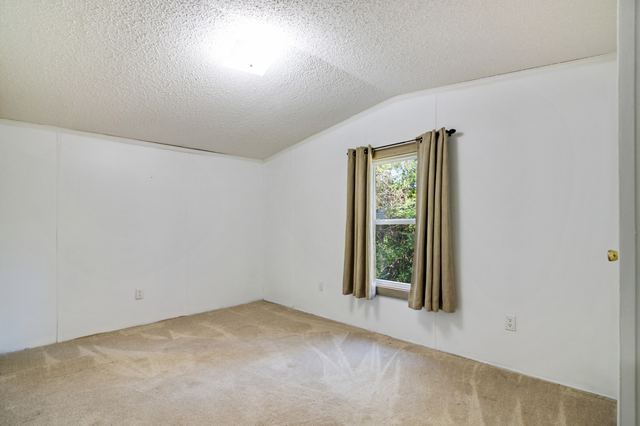 131 Maynard Avenue Jamestown, TN 38556 - Photo 33 of 59 an empty room with windows