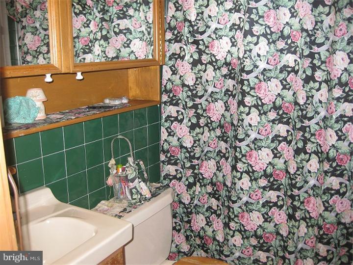 40 Merry Turn Road Levittown, PA 19056 - Photo 11 of 15 Bathroom