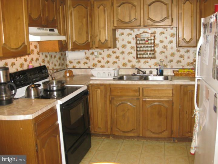 40 Merry Turn Road Levittown, PA 19056 - Photo 9 of 15 Kitchen
