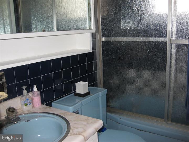 40 Merry Turn Road Levittown, PA 19056 - Photo 10 of 15 Bathroom