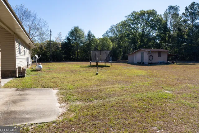 a view of a house with backyard