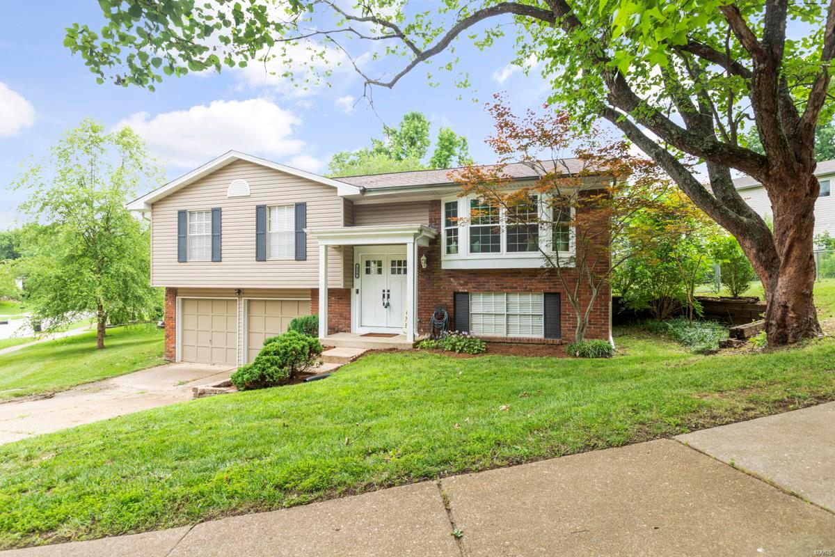 354 Bellestri Drive Ballwin, MO 63021 - Photo 3 of 38