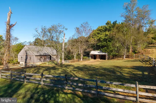 a view of a yard with an house
