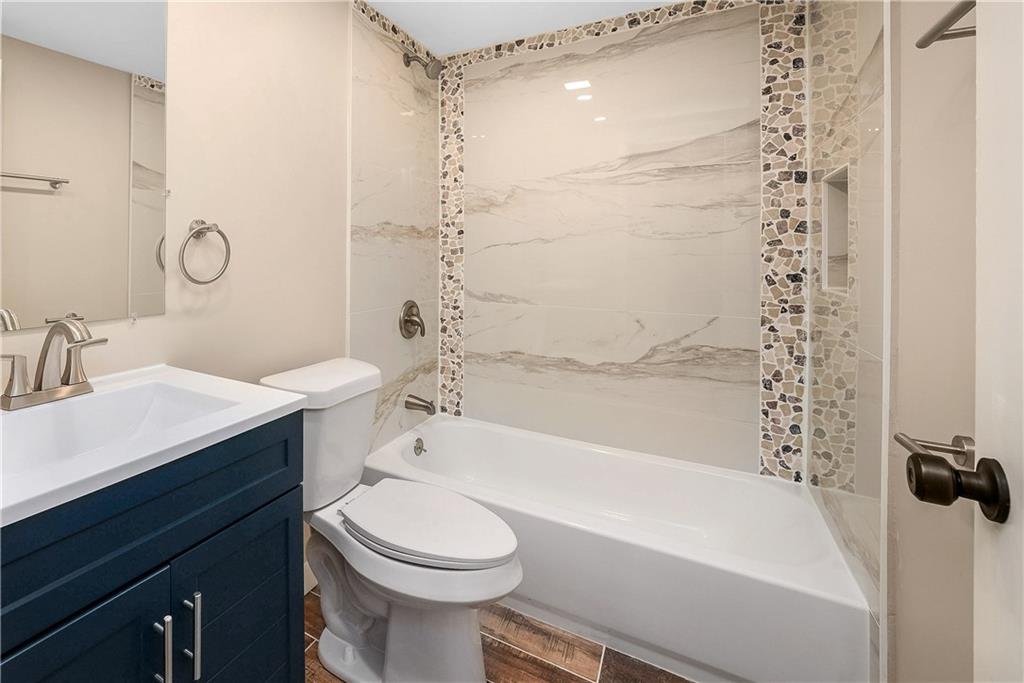 117 Fountain Street Pittsburgh, PA 15212 - Photo 12 of 21 Second floor full bathroom with tub.