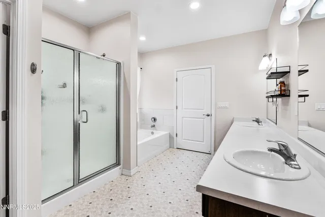 a en suite spacious bathroom with a double vanity sink and a mirror