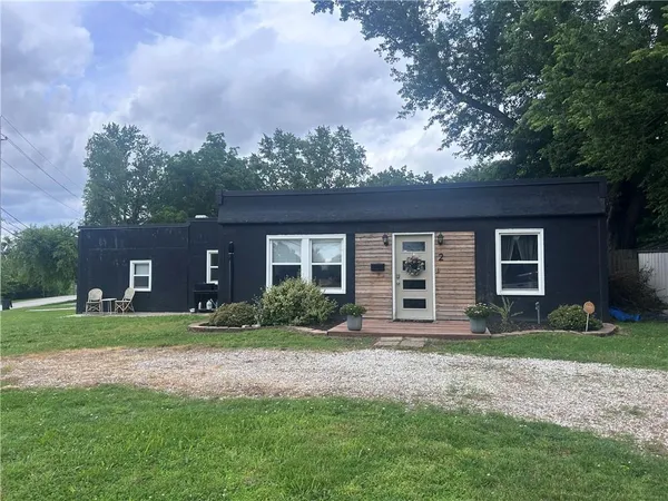 $285,000 | 2 Vine Street, Lee's Summit, MO 64063