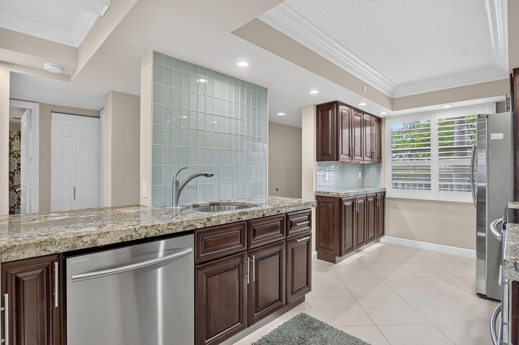 6061 Balboa Circle, Unit 206 Boca Raton, FL 33433 - Photo 7 of 29 Kitchen