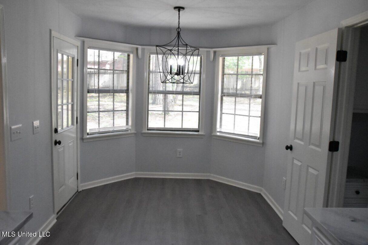 1528 Tracewood Drive Jackson, MS 39211 - Photo 12 of 27 Breakfast nook