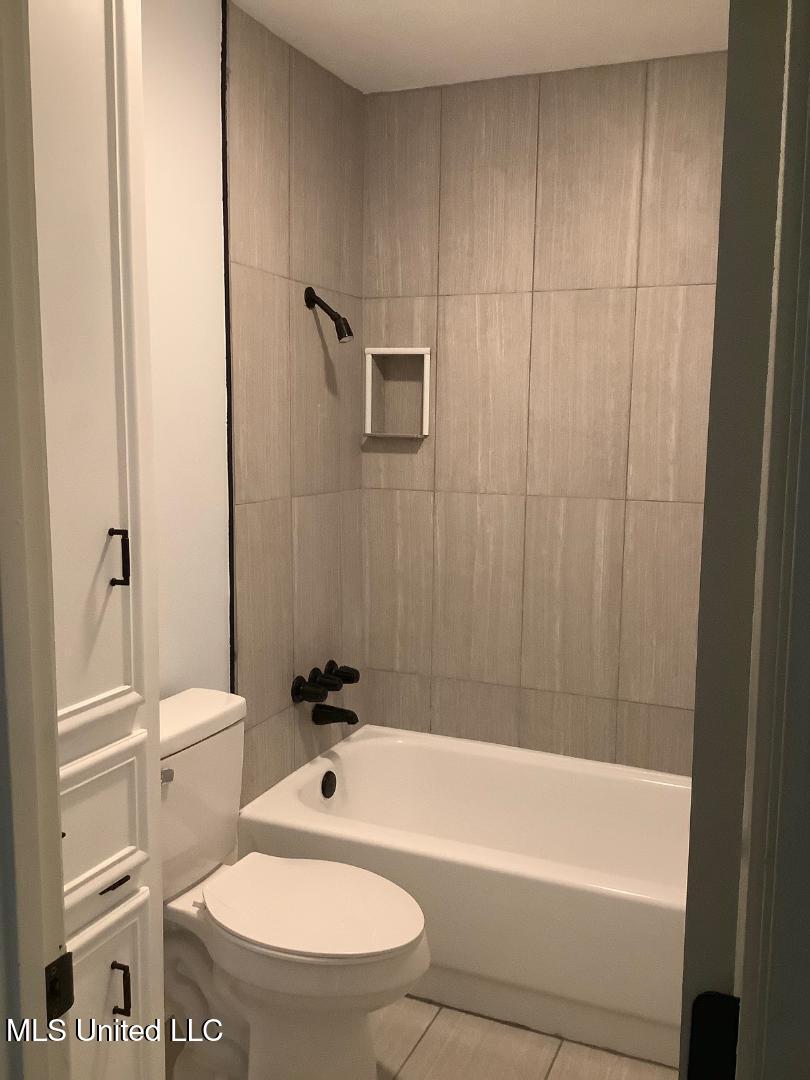 1528 Tracewood Drive Jackson, MS 39211 - Photo 17 of 27 Master Bathroom