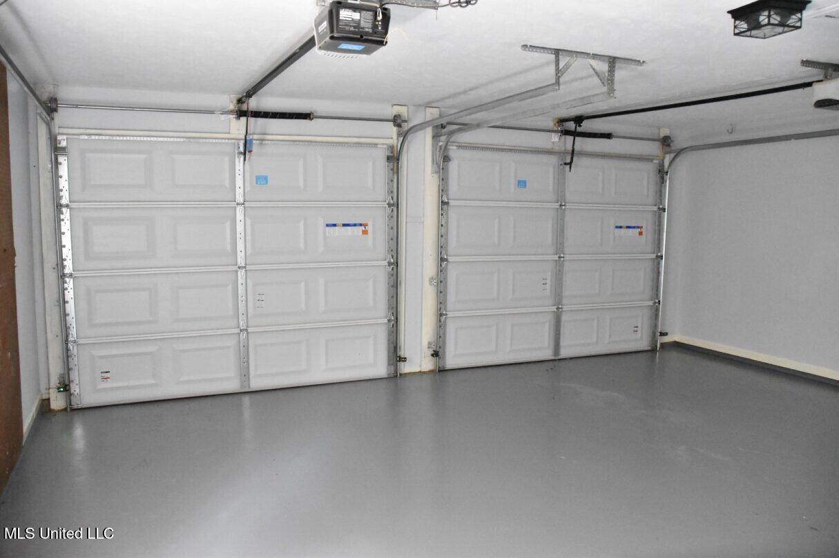 1528 Tracewood Drive Jackson, MS 39211 - Photo 25 of 27 2 car garage