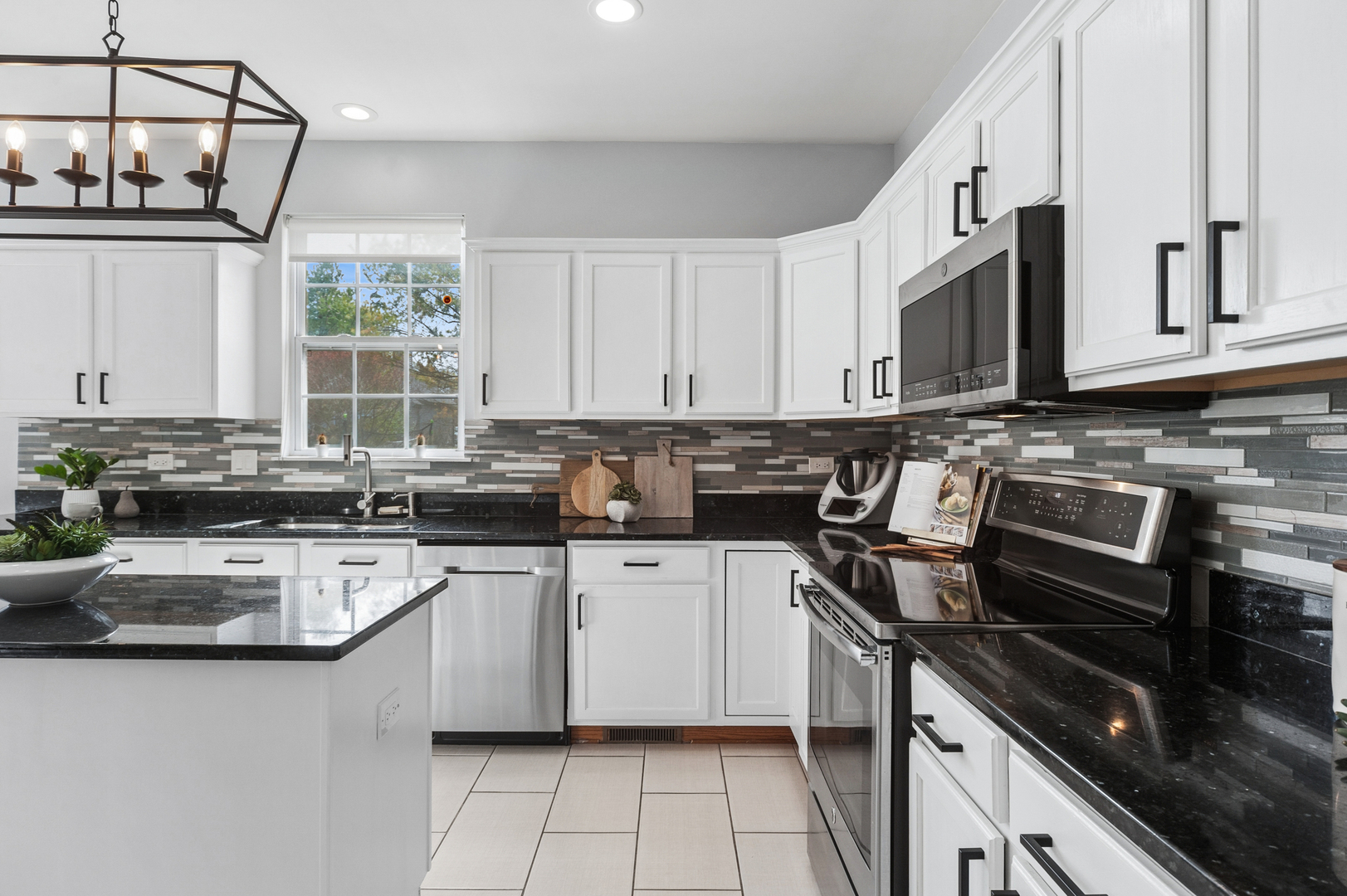 305 Hampton Road Sugar Grove, IL 60554 - Photo 11 of 37