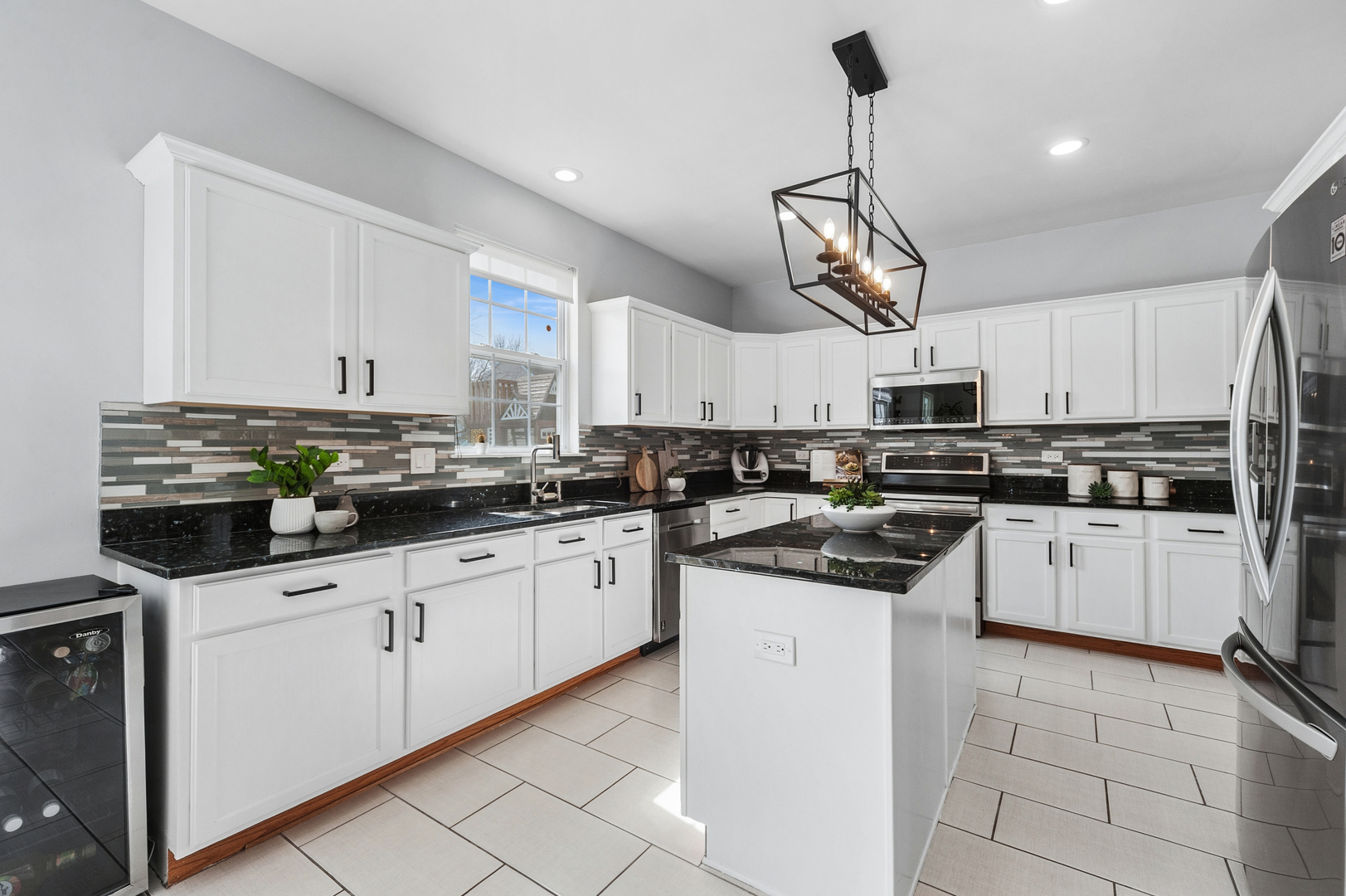 305 Hampton Road Sugar Grove, IL 60554 - Photo 10 of 37