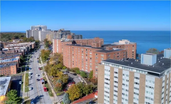$1,725 | 11820 Edgewater Drive, Unit 417, Lakewood, OH 44107