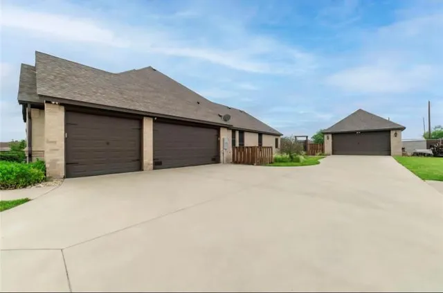 $989,000 | 2000 Adams Lane South, Azle, TX 76020