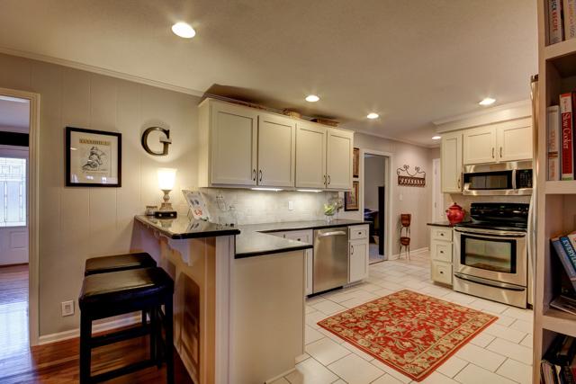 403 Sango Road Clarksville, TN 37043 - Photo 8 of 20 Breakfast bar with granite counter.