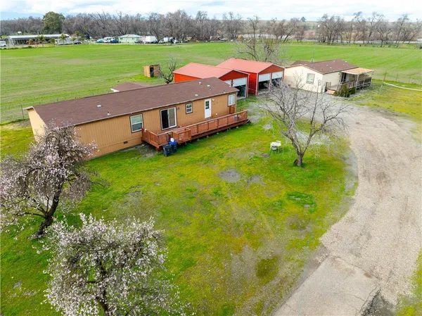 a view of a house with backyard and trees