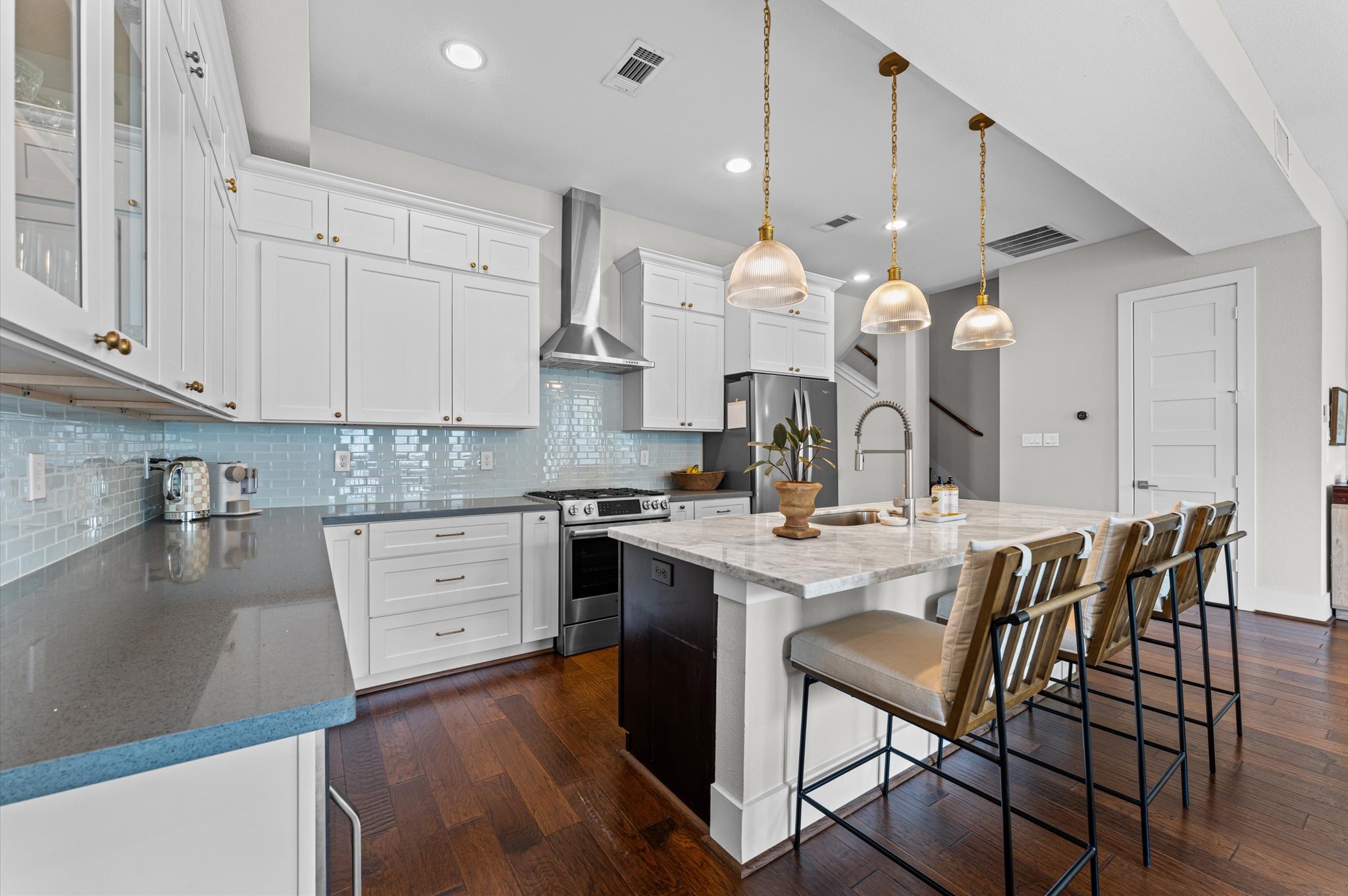 910 West 18th Street, Unit B Houston, TX 77008 - Photo 10 of 28 Kitchen features Bosch appliances, designer lighting from Rejuvenation and Crate & Barrel and upgraded Rejuvenation cabinet hardware.