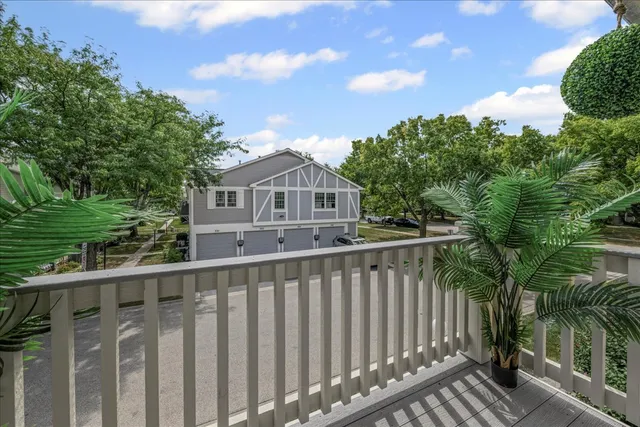 $330,000 | 336 Westwood Court, Unit 336, Vernon Hills, IL 60061